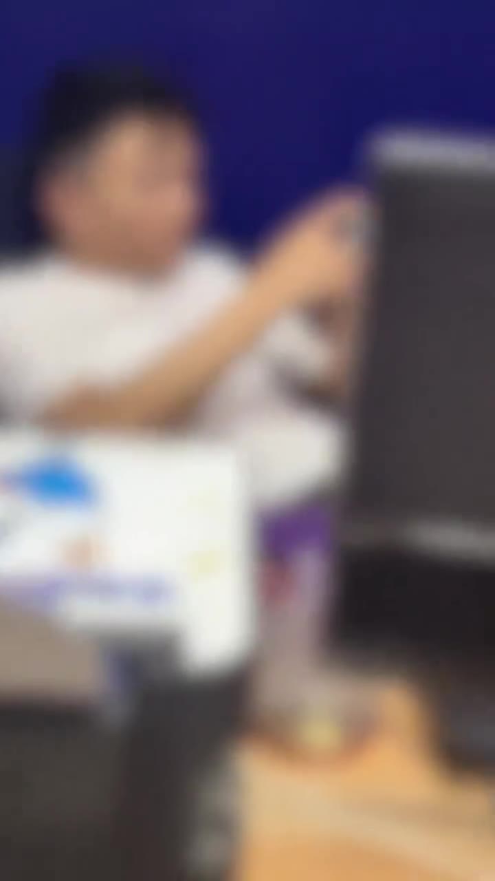 “一个小时一块钱” 7月22日，江西省赣州市。 网友曝光：龙南市金塘工业区创辉电子厂，欺压剥削暑假工，最后仅仅只按“一个小时一块钱工资结算”。 电子厂负责人态…