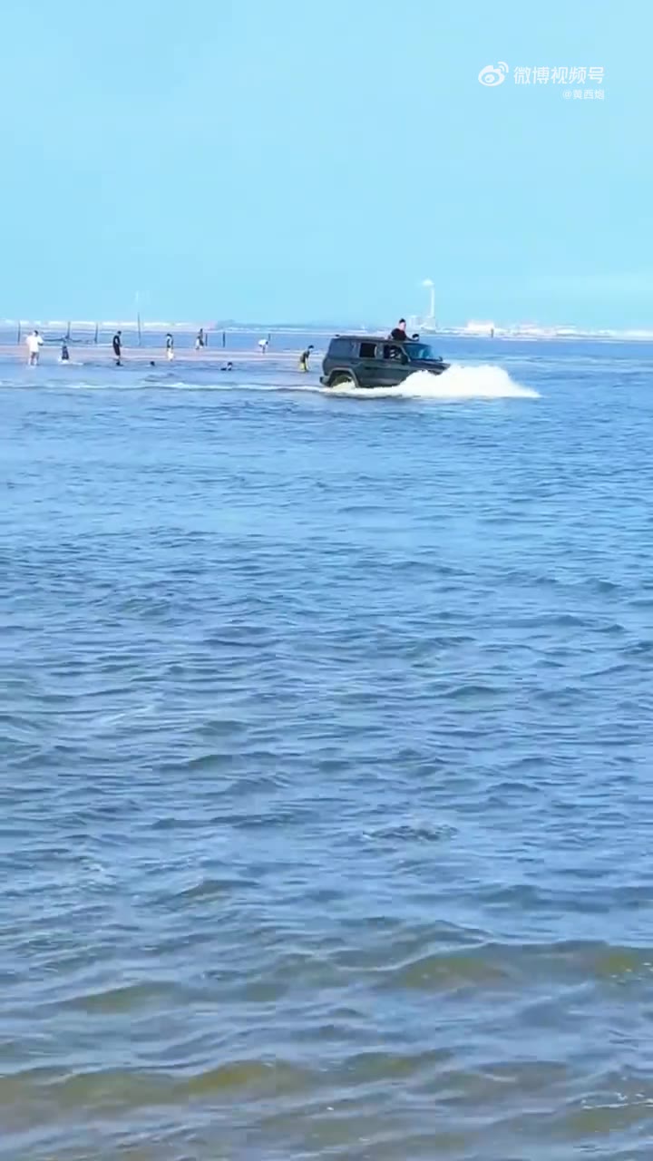 开着汽车在海水里冲浪，车主连基本的常识都没有嘛？（视频 1/1）