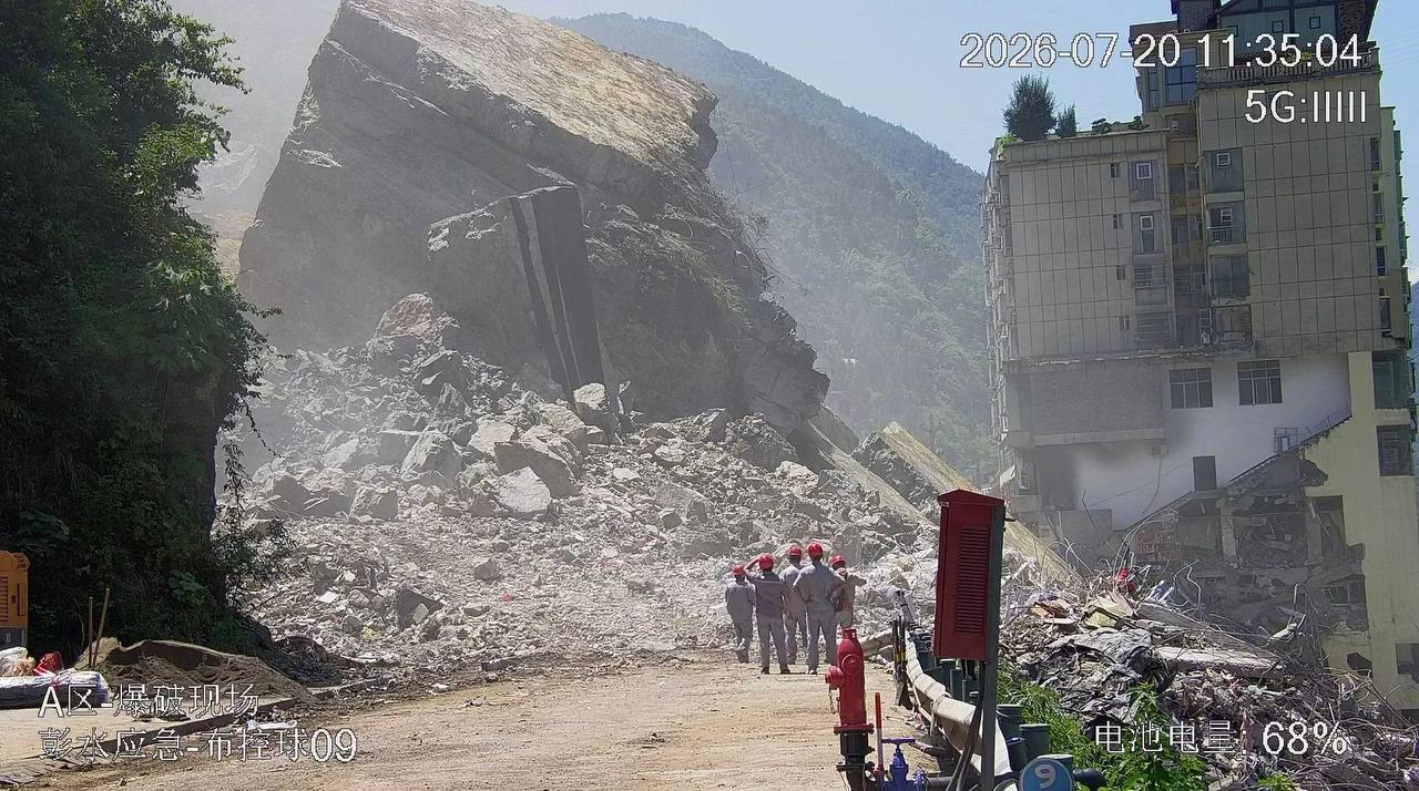 7月26日 重庆 彭水 山体崩塌灾害救援现场C区作业面，搜救人员发现了失联的客运中巴车残骸。在残骸内部及周边经过进一步搜寻和技术比对，现场已发现人体残骸，目前…