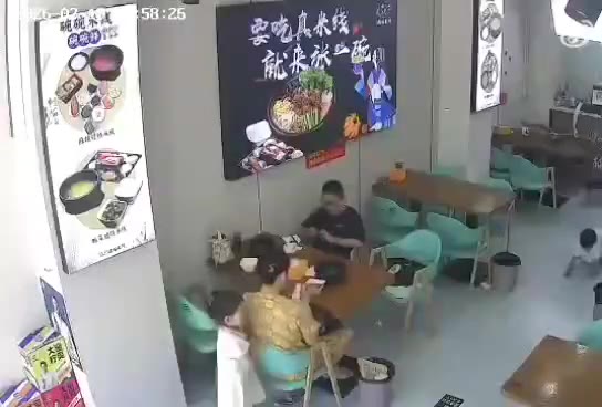 7月19日 河南三门峡一家米线店内，一名女子带着两个孩子就餐，小女儿玩耍时一脚踢翻了过道里的垃圾桶，垃圾散落一地。孩子的母亲只是瞥了一眼，没有上前收拾，一家人…