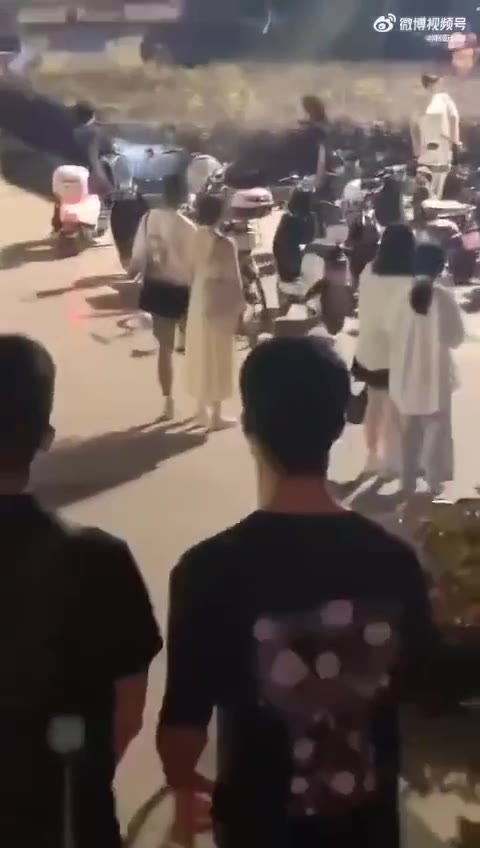 一女子跟黑人谈恋爱怀孕了，黑人让她做了，这女的情绪崩溃到在街上大骂:“cnm，每天知道操c我，吃我的穿我的用我的，现在就叫我堕胎，cnm！” 黑人本来就是牲畜…