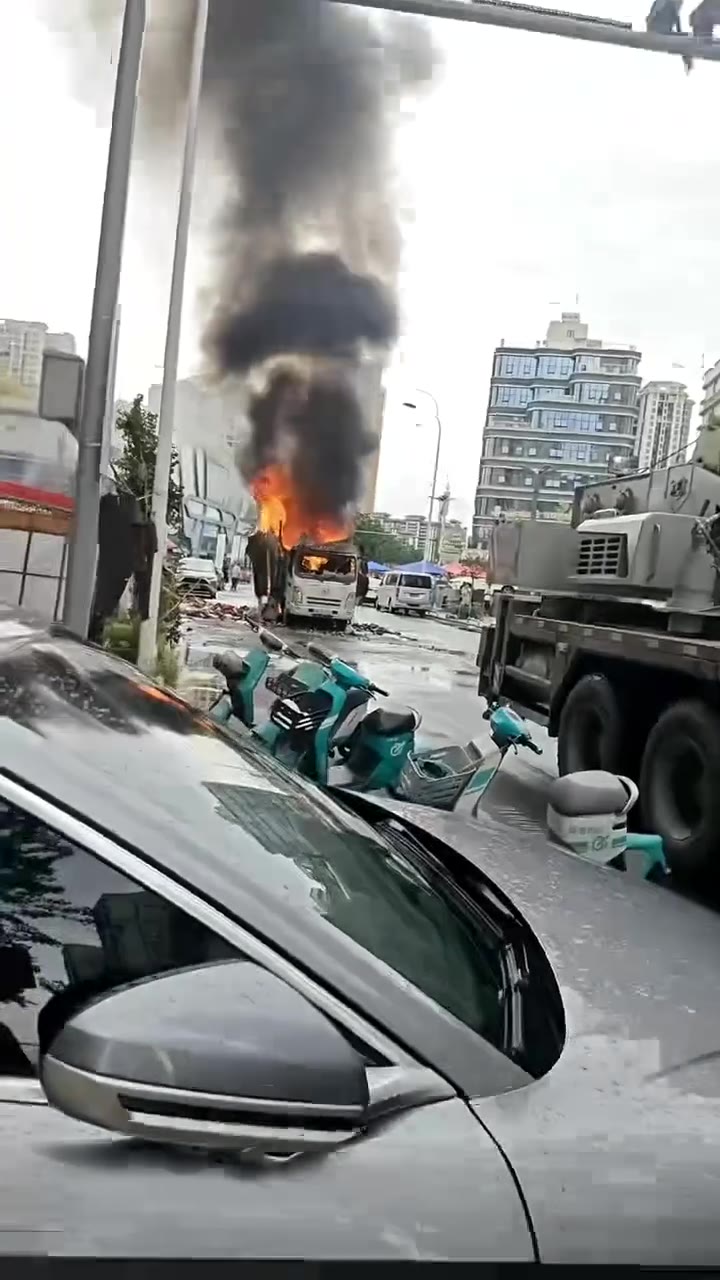 7月27，四川仁寿-视高街道 停车远离电动车（不定时炸弹💣）（视频 1/4）