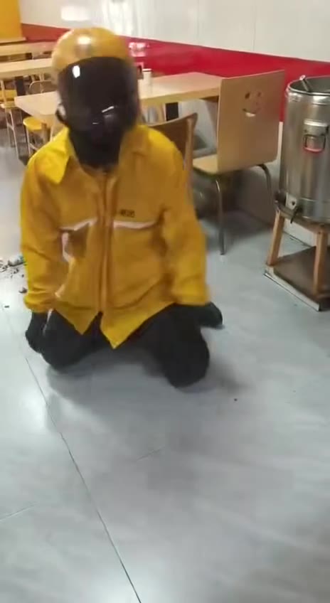 #外卖员 送外卖不容易呀 又 #崩溃 一个（视频 1/1）