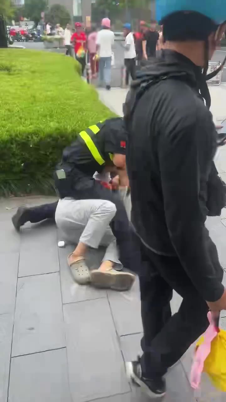 #外卖员 #保安 #打架 太狠了 这样踹你（视频 1/2）