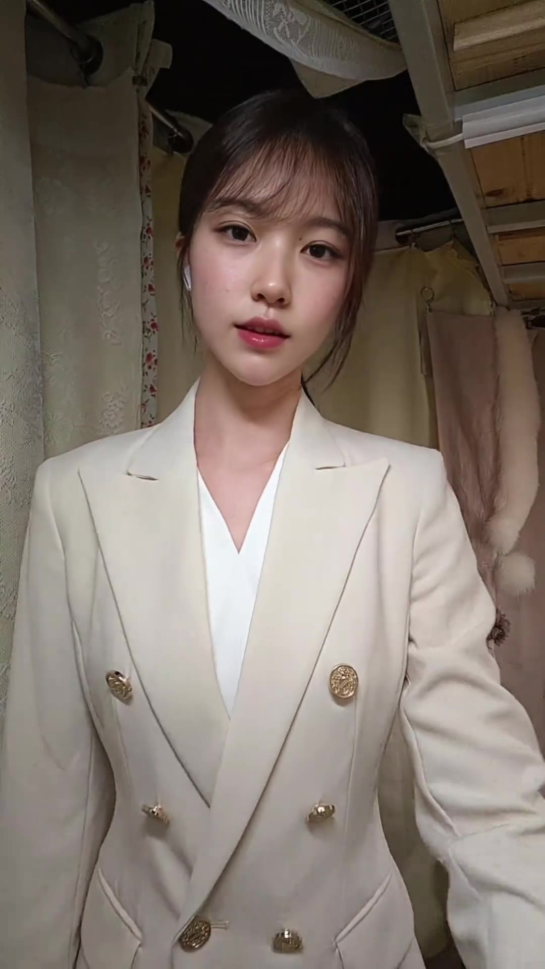 如果你是 HR，会录用这位正装女大学生吗（视频 1/1）