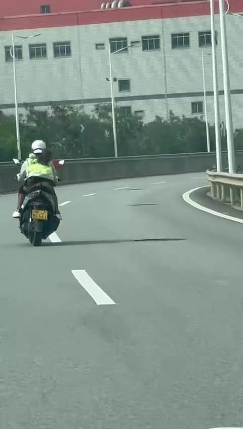 #女骑士 #露出 屁股 尾气有毒吧 ！（视频 1/1）