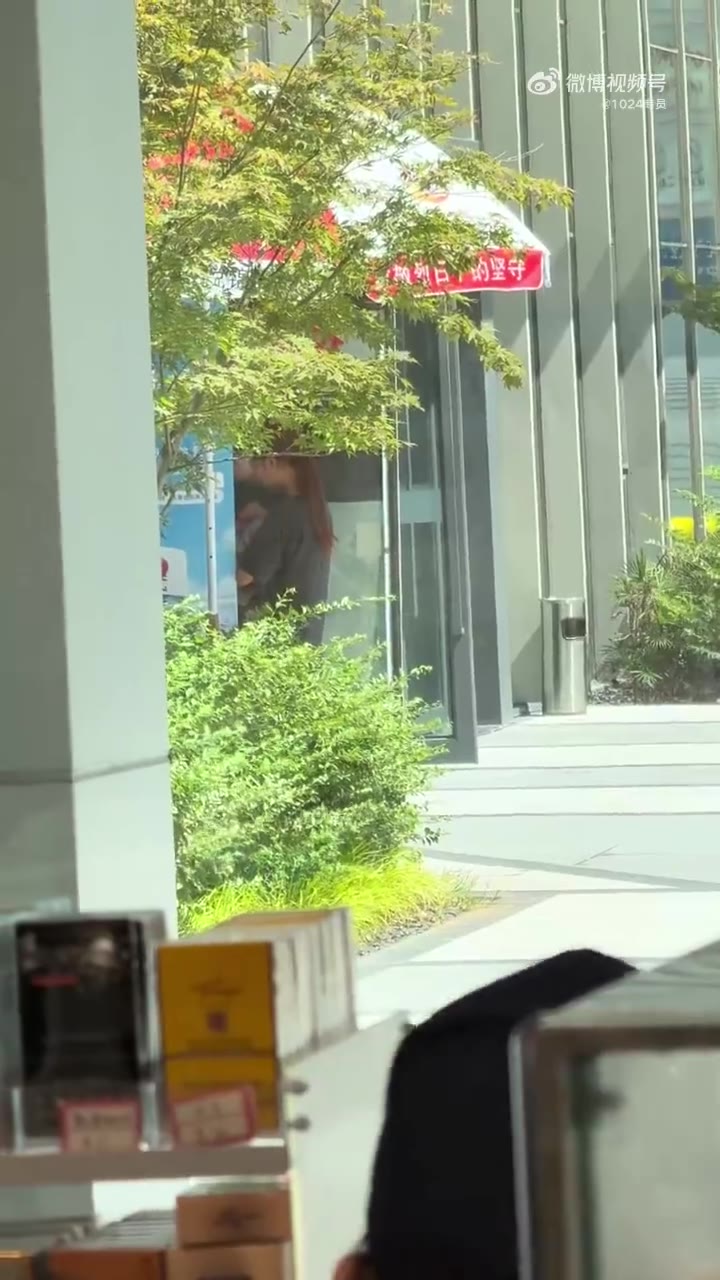 爱心冰箱是给户外工作人员准备的，你们这样拿合适吗？（视频 1/1）
