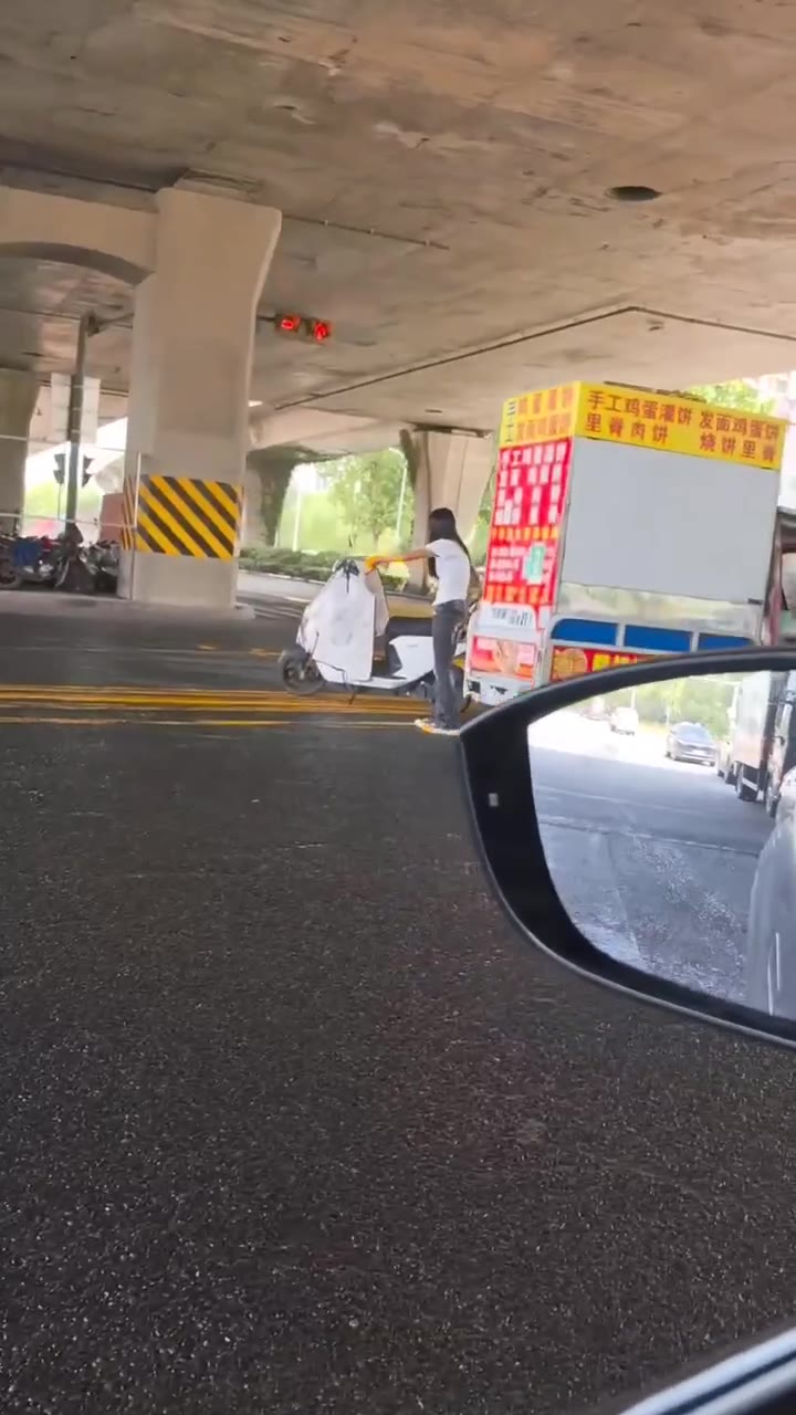 山东济南，油漆意外从车上掉落，骑车市民经过滑倒蹭一身（视频 1/2）