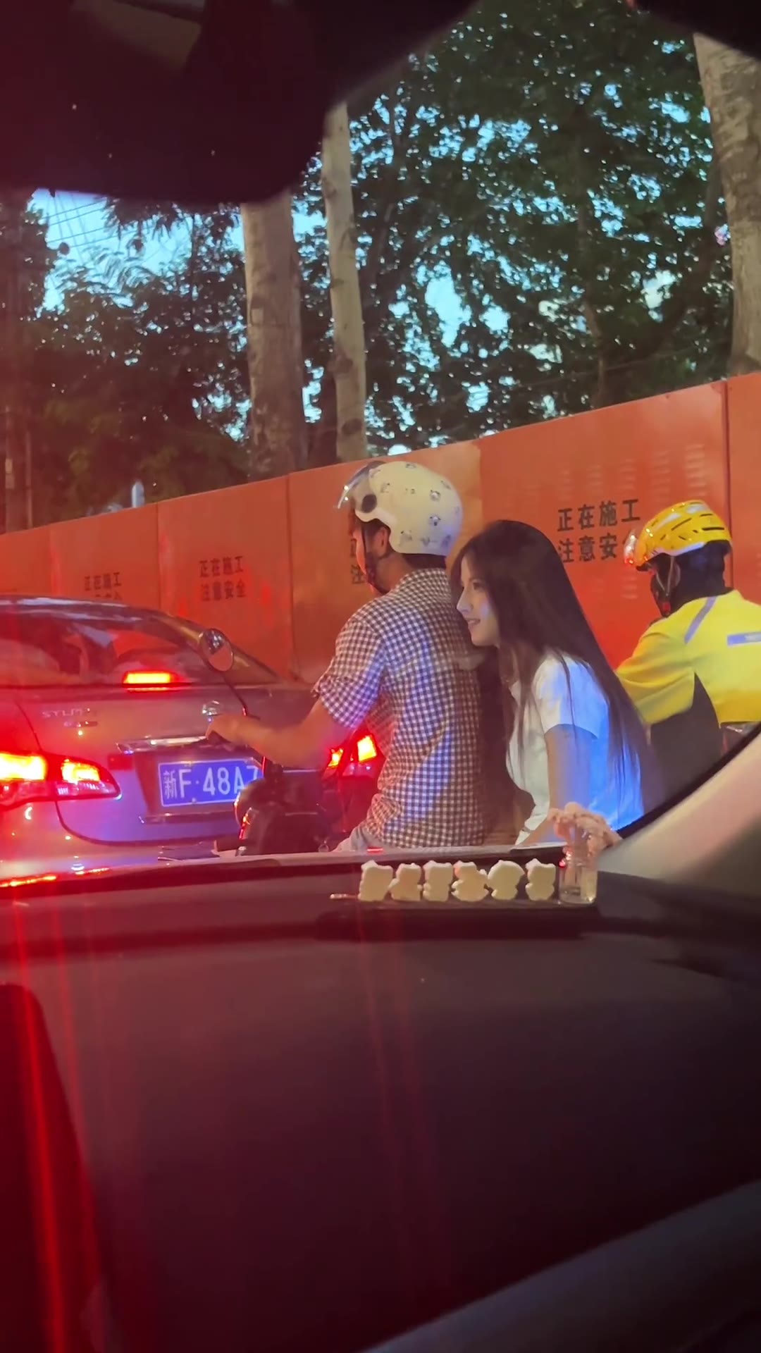 当我看到惊艳的女孩子，偷拍人家还开了闪关灯🤪（视频 1/1）