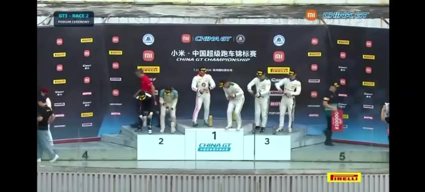 中国超级跑车锦标赛，开个香槟割到动脉的是96号车的车手袁波 当时还奇怪什么情况，CGT负责安保的大个子怎么拿块毛巾亲自擦起领奖台来了。原来是袁波开香槟被玻璃割…