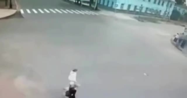 #车祸 过马路🚸不走斑马线 #撞人（视频 1/1）