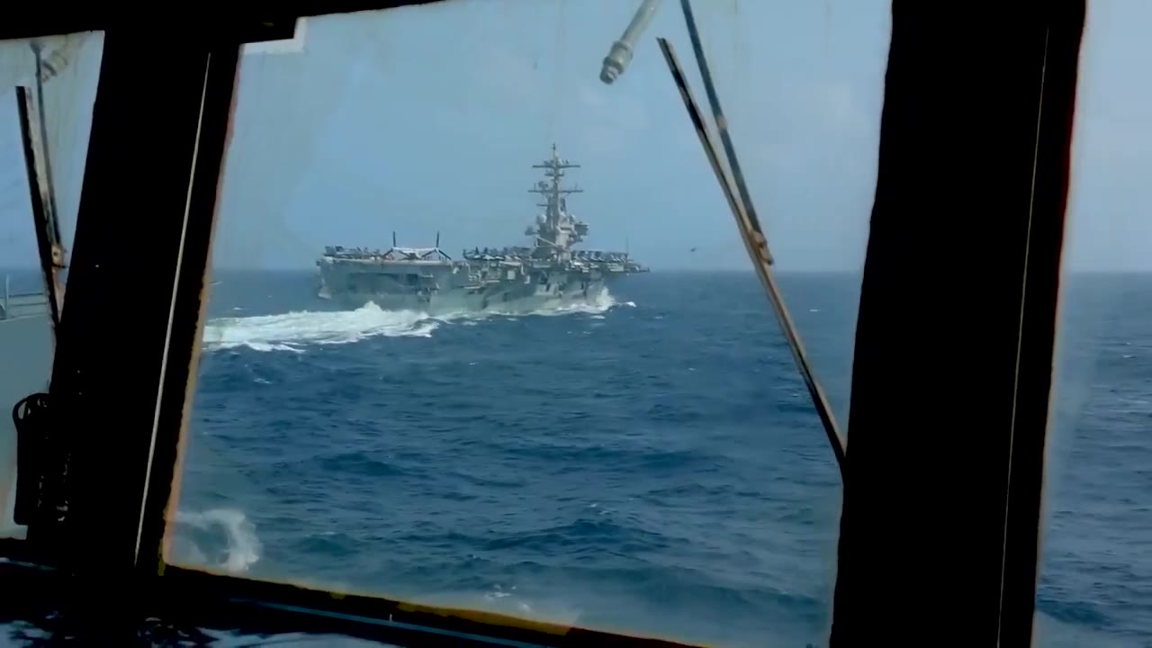 美国海军“梅森”号驱逐舰（DDG 87）在区域海域航行时进行海上补给。（视频 1/1）