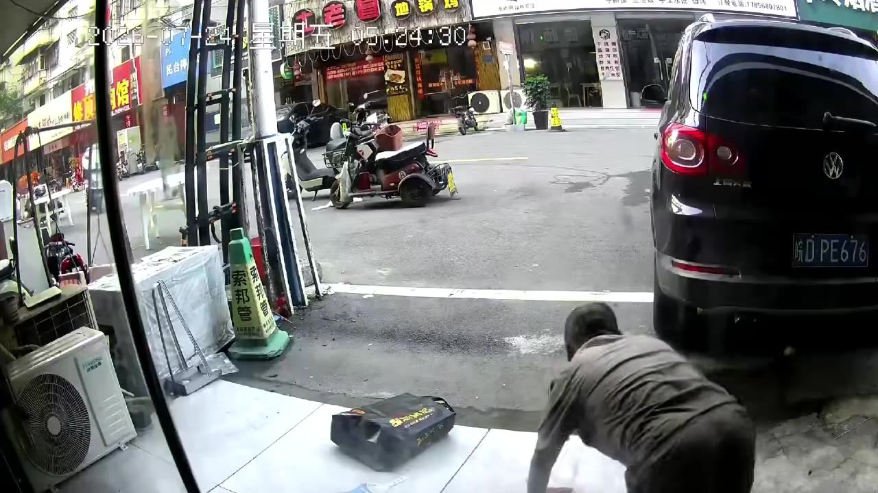 无聊 马路上 #拉屎 #随地大小便（视频 1/1）