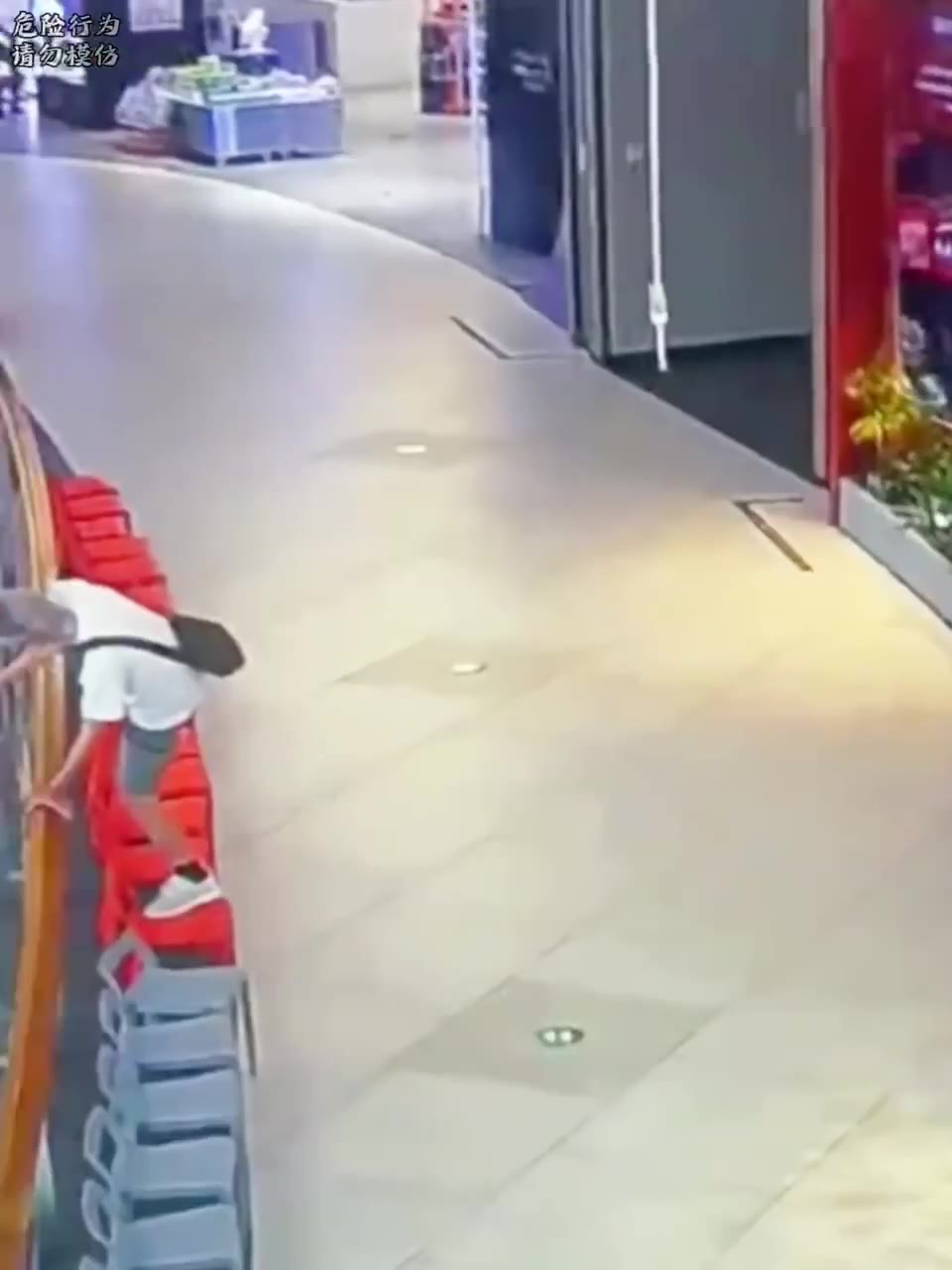 商场 #跳楼 大哥你这是经历了什么呢🙏（视频 1/1）