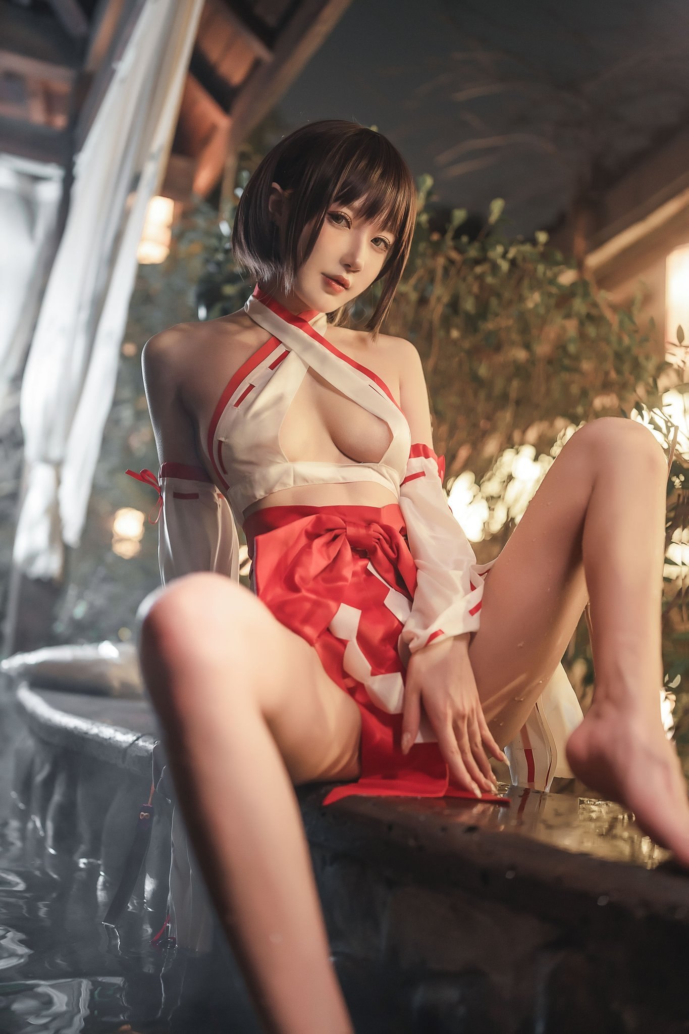 第五人格因为请福利姬coser做宣发被集美冲了，有人发现她在微博的照片尺度极大，在X上尺度更大，被冲后网易立刻滑跪并展开核查流程，并表示不再与其合作。 #co…
