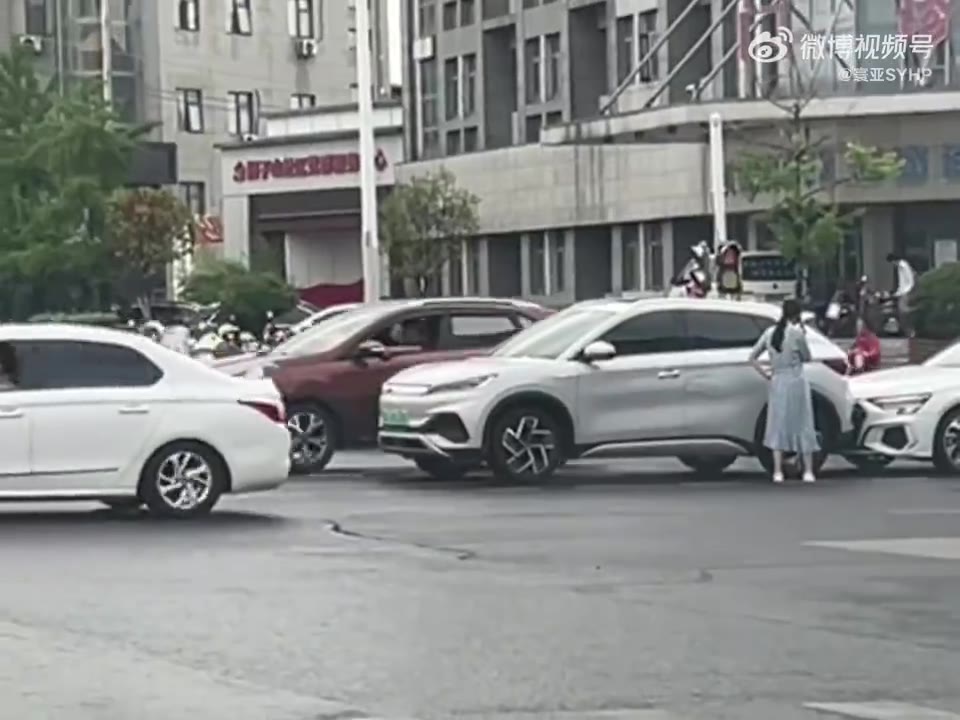 三车追尾，太巧了（视频 1/1）