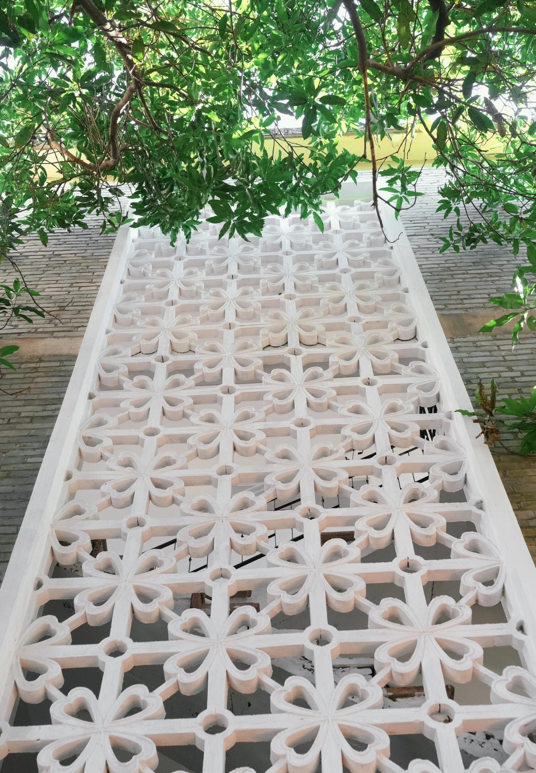 继茉莉奶白后 LV维权又盯上了房地产，厦门一楼盘被LV告大堂、栏杆、外立面用了四叶类雕花装饰。（图片 2/2）