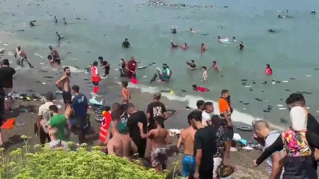 非法移民们有的在海里游了六个小时才抵达西班牙休达（Ceuta）。 甚至有人带着自行车一起进入。（视频 1/1）