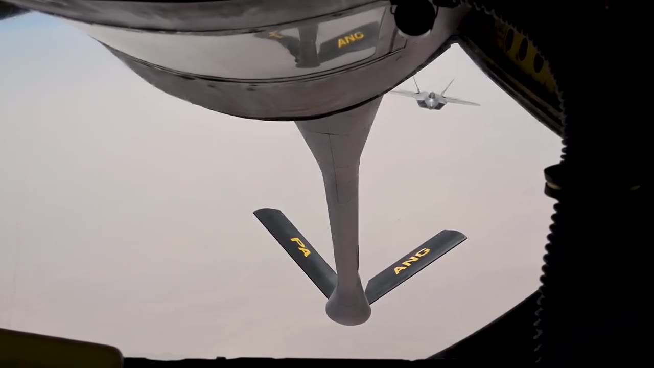 一架美国空军 F-22“猛禽”隐形战斗机在中东上空飞行时，正在接受 KC-135“同温层加油机”的空中加油。（视频 1/1）