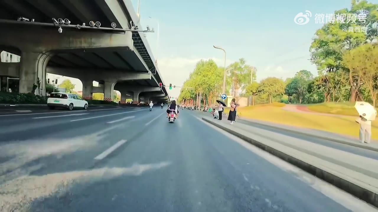 这是她撞得车，还是车撞得她？（视频 1/1）