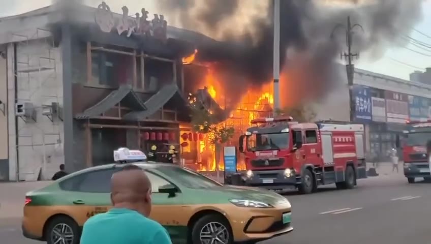 黑龙江望奎，一火锅店没开业呢就失火了（视频 1/2）