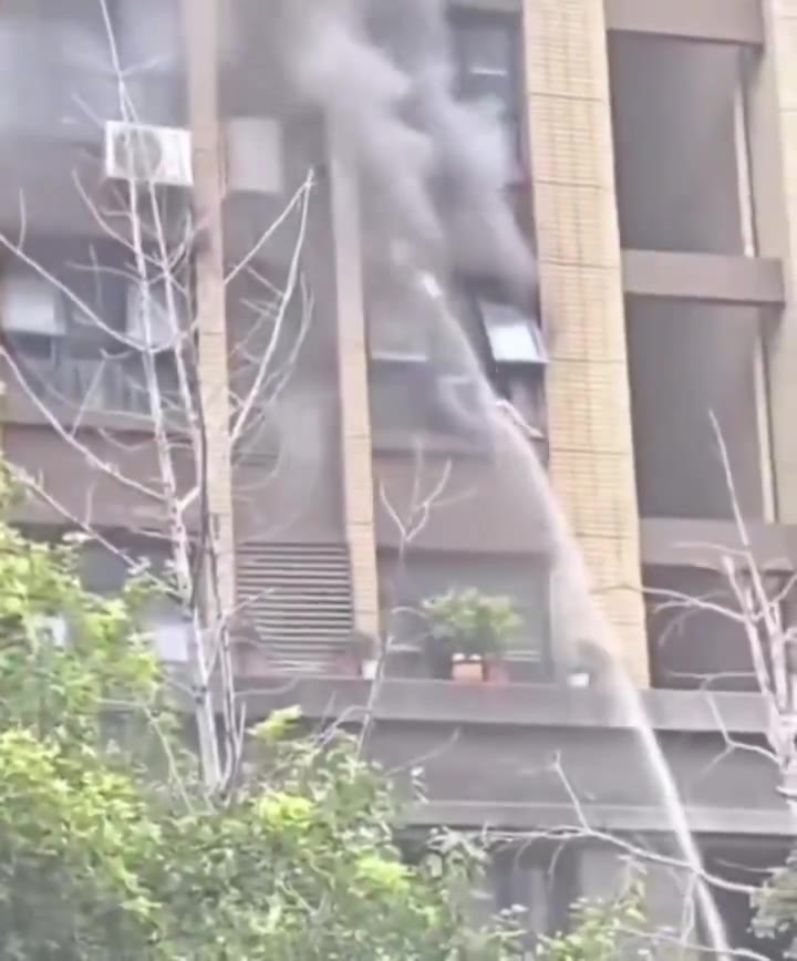 连云港火灾母女坠楼 7月27日早晨，江苏连云港东方领秀小区一户五楼住宅突发火灾，楼道被浓烟封死。 一名成人（网传为母亲）带一名三四岁孩子翻出窗外，用手扒住窗沿…
