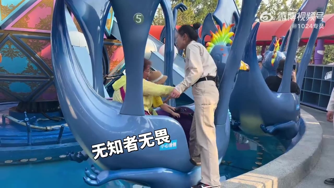 中华恐龙园，小朋友身高不够，工作人员怎么劝说家长却像没看见一样，非要带着孩子去玩（视频 1/1）