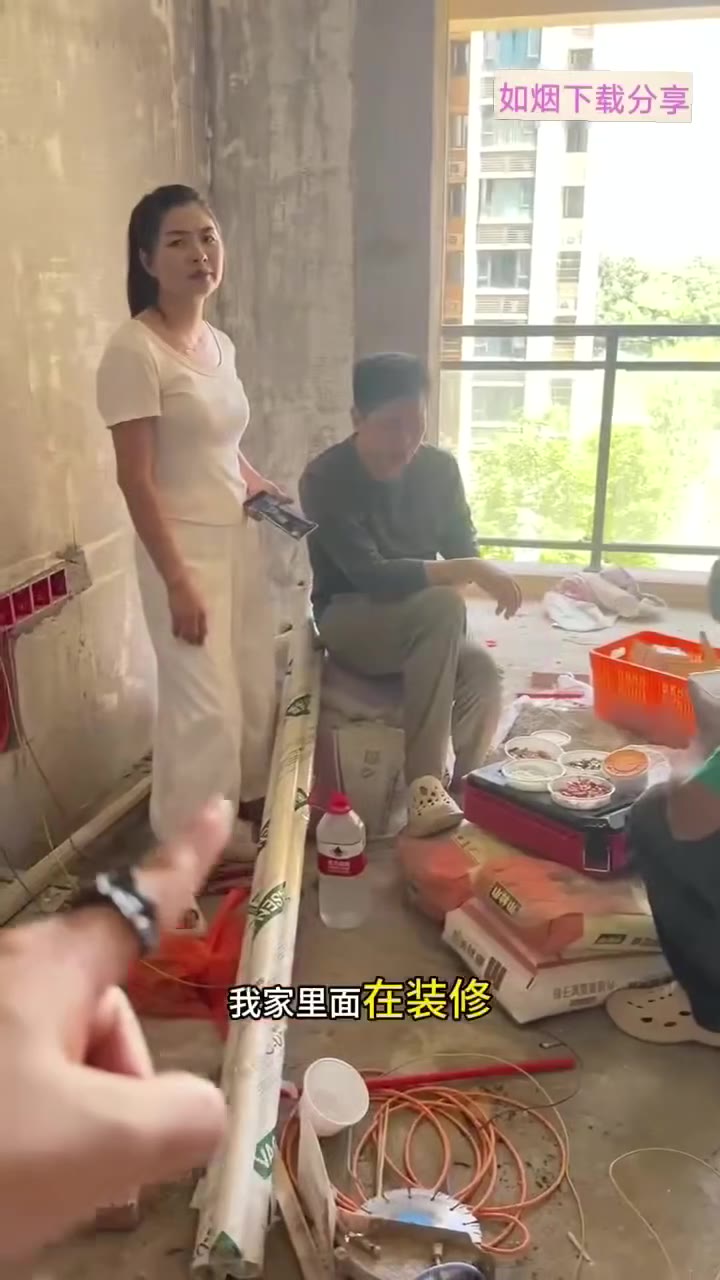 啥人这是！女子家里装修，回新房看到工人在房子里吃饭，女子勃然大怒，称“新房的开锅饭我都没吃，你们不经过我允许就在人家新房里吃饭？#装修（视频 1/1）