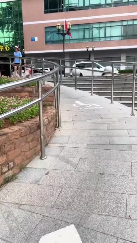 窝日 小朋友 骑自行车 #爆头 栏杆 小疼一会（视频 1/1）
