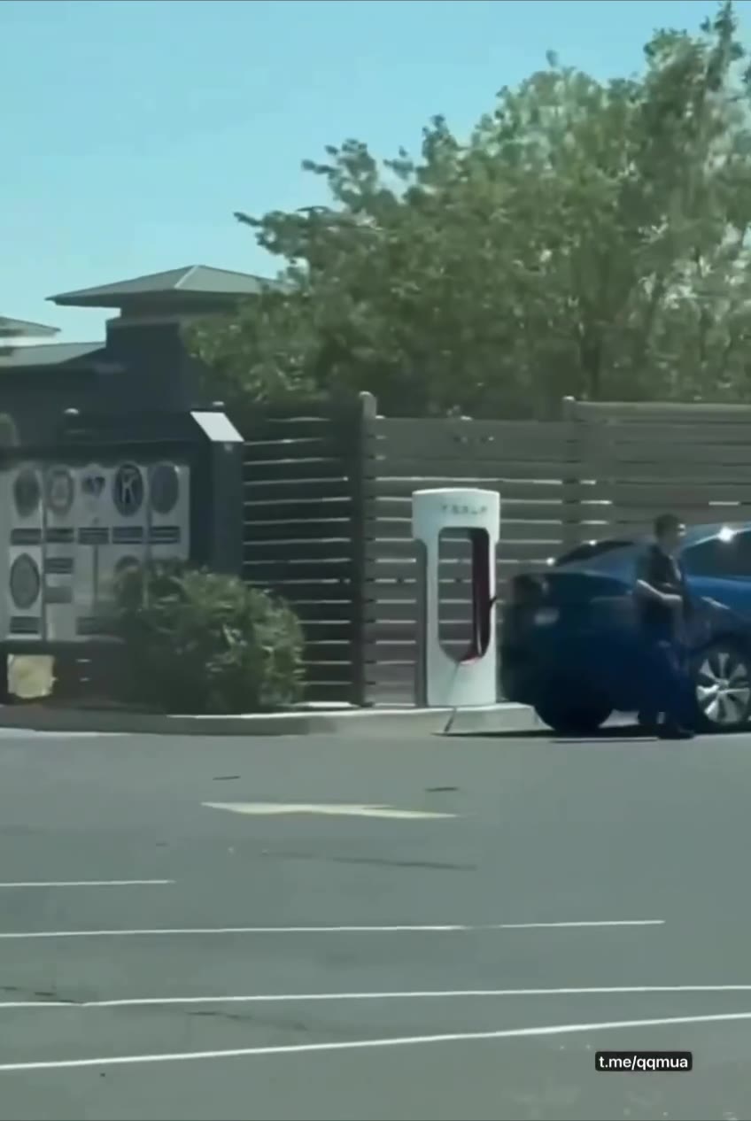8月1日 美国爱达荷州 #侠盗飞车 已开服 #枪手 持长枪连射一辆特斯拉。现场视频记录扫射画面 #杀人 事件造成3人遇难2人受伤。警方确认枪手已经死亡。（视频…