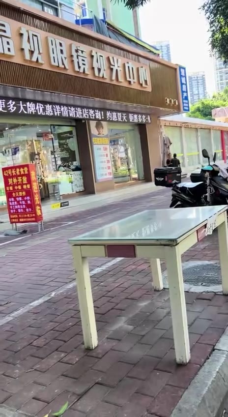 反手握刀，中途挥了一刀，差点中脖子！（视频 1/2）
