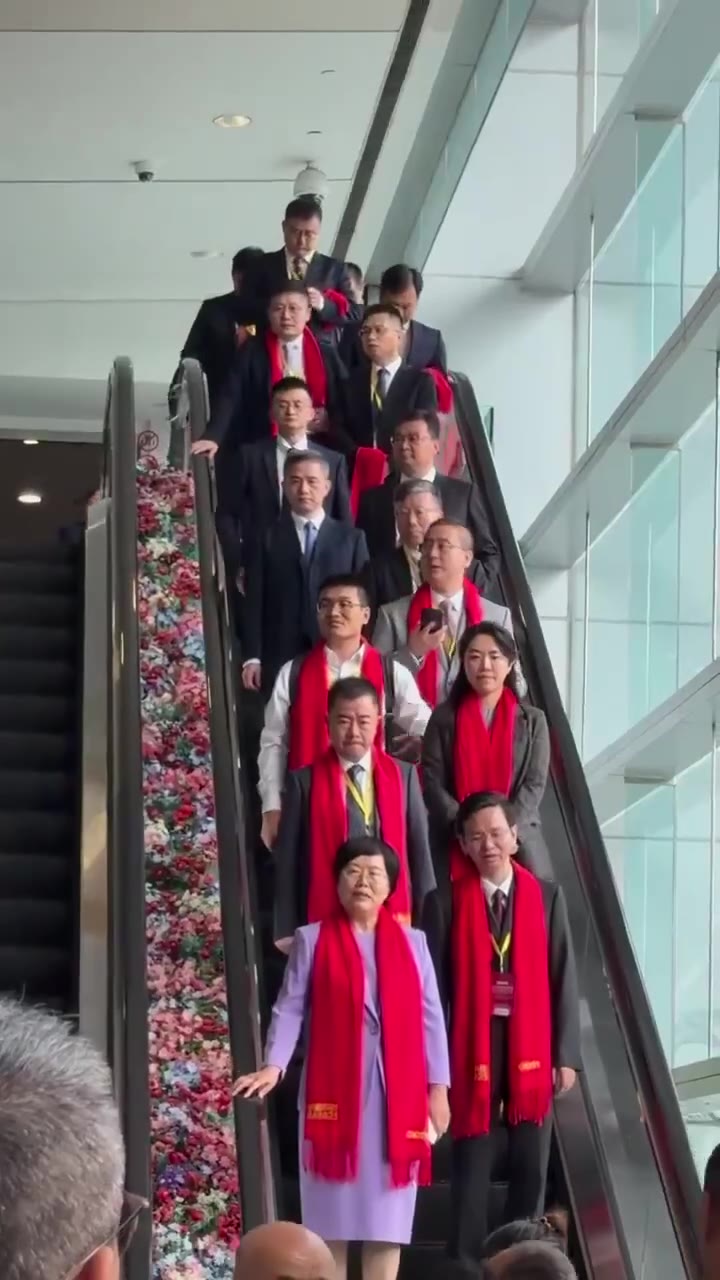 长鑫科技的早期股东们参加完活动，离开上交所 多人在低头操作手机 大喜之日，有笑容的却不多（视频 1/1）