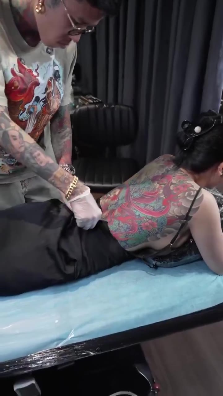 美女的皮肤可惜了 @btlot #纹身（视频 1/1）