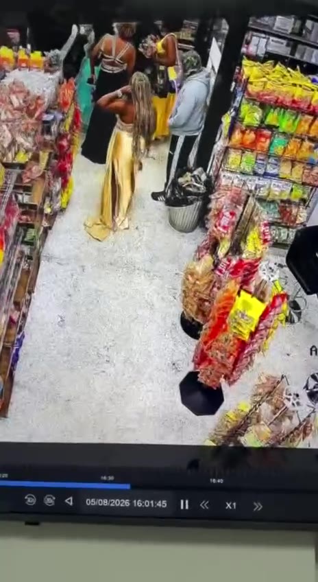 #黑妹 偷点小东西（视频 1/1）
