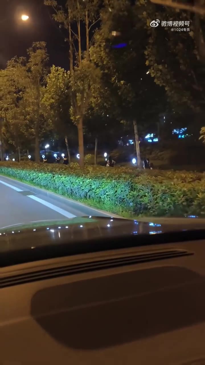 合肥路边直播的网红！ 刚毕业的女学生，小心被mcn给骗了，钱没挣多少不小心违约就有的赔了（视频 1/1）