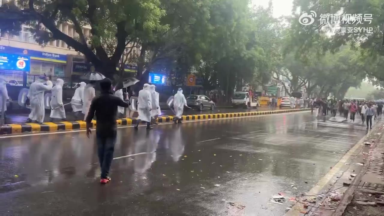印度“曱甴人民党”组织人员德里以及各地举行抗议，要求印度教育部长辞职。（视频 1/1）