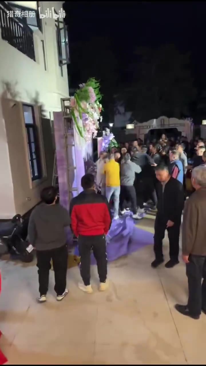 婚礼现场，女方临时加彩礼，两家人打作一团。 #结婚 #打架（视频 1/1）