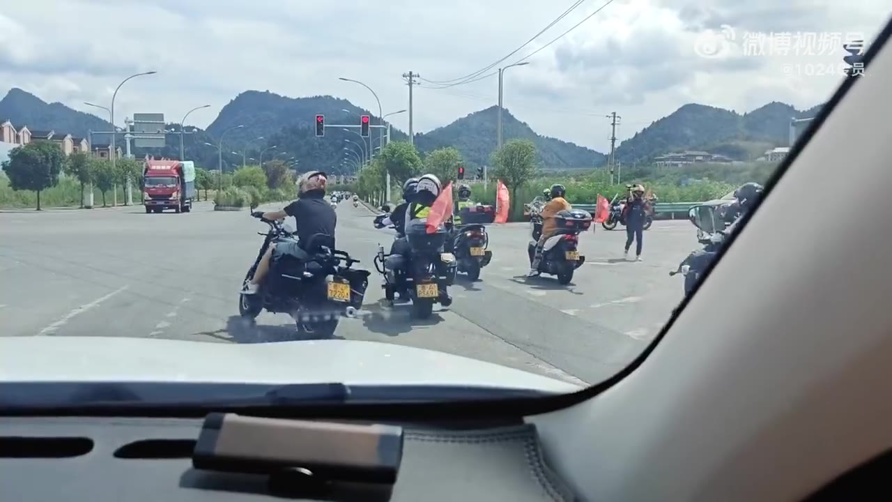 代替交警指挥，集体闯红灯（视频 1/1）