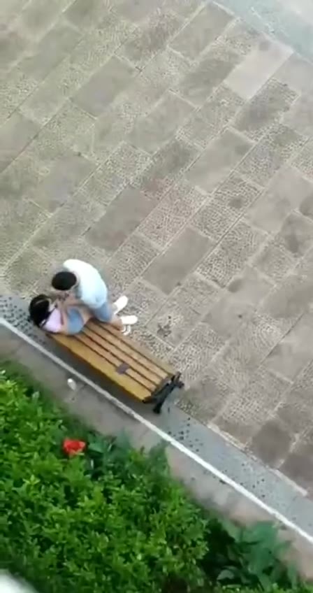 亲热一下 👀（视频 1/1）