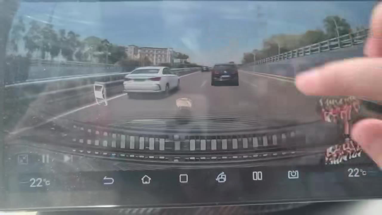 鞍山 #货车 都敢怼 #车祸 #渣土车（视频 1/2）