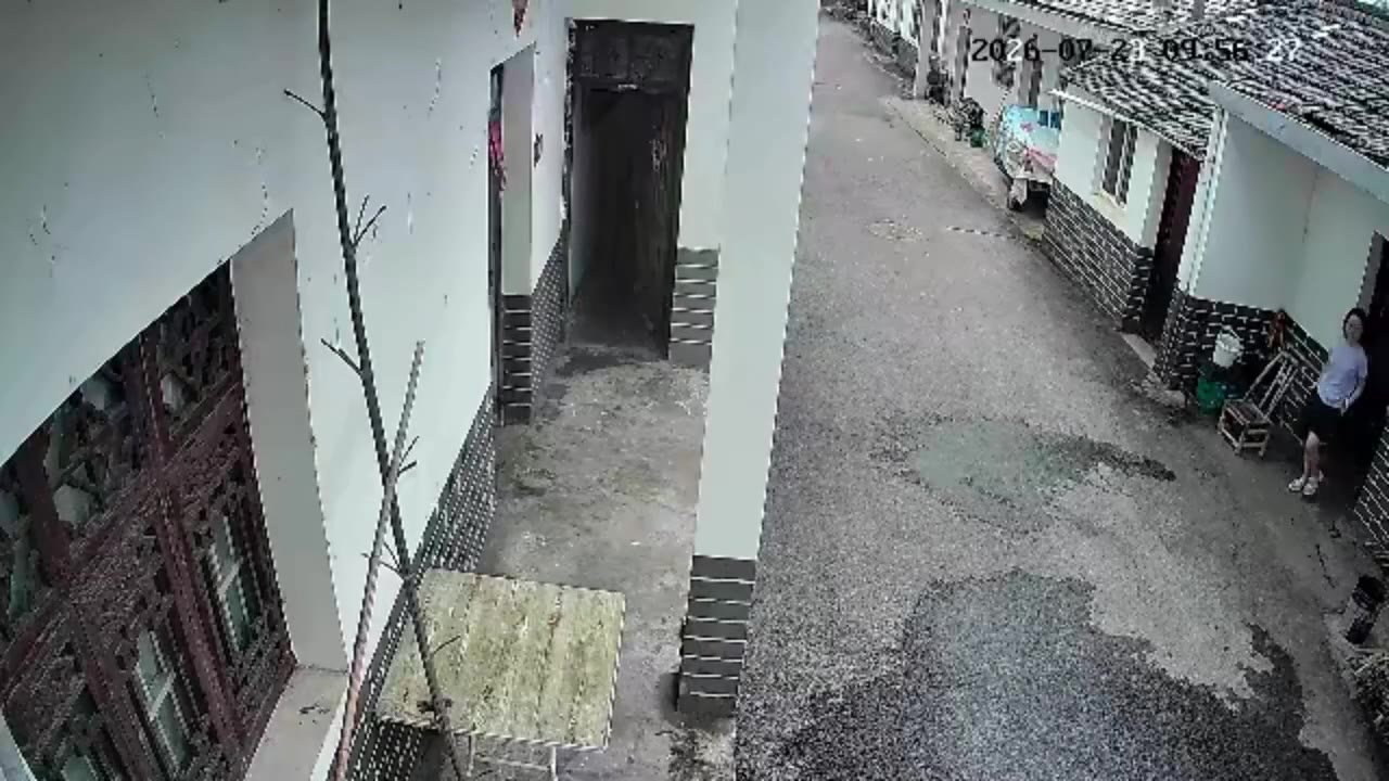 被撞了… 小心驾驶十几年， 结果家门口被大爷开三轮给撞飞了 差点以为要交代身后事了！#车祸 #三轮车 #撞人（视频 1/1）