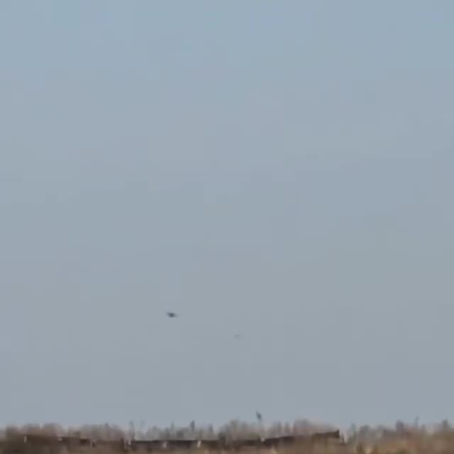 #无人机 让 #战争 的残酷又加倍了 一名俄罗斯士兵多次躲避后，依旧被无人机正面炸死，这种身临其境的绝望感在屏幕外都能感受到 📰 #战争影像 （视频 1/1）