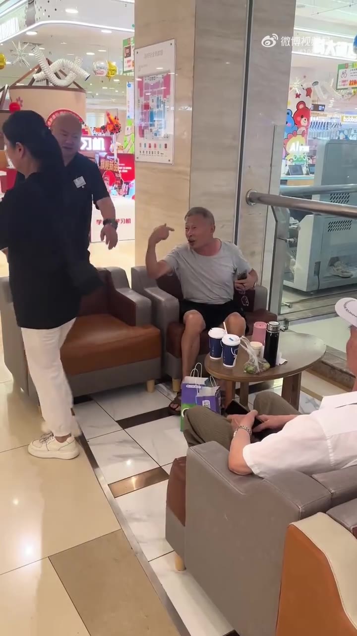 成都某商场休息区内，一名女子打算将宠物犬放置在公共座椅上，遭到旁边大爷劝阻。 女子以自家爱犬干净为由拒绝退让，老人则坚持公共设施需要兼顾全体顾客，二人产生口角…