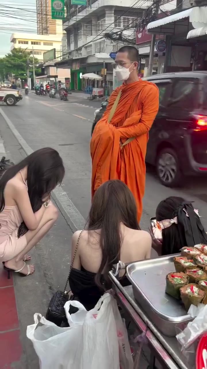 泰国 他们碰到僧侣真的好虔诚啊（视频 1/1）