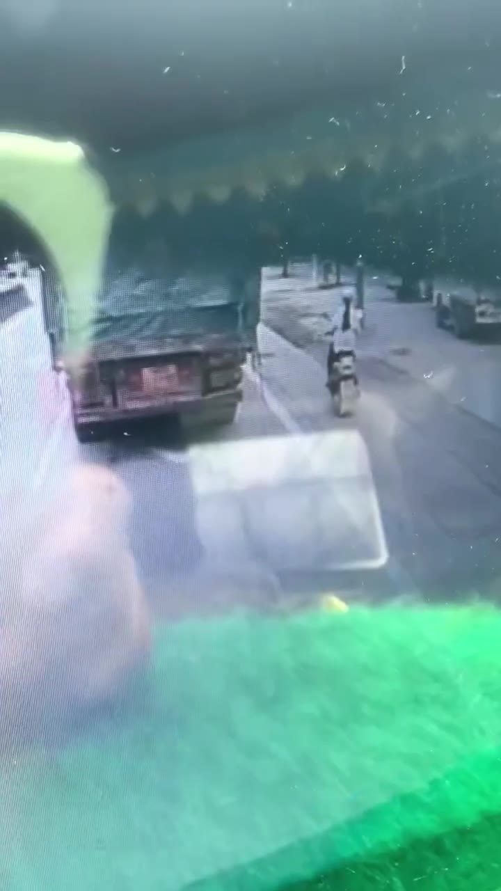 #货车 转弯 还不快走 #命大 #车祸（视频 1/1）