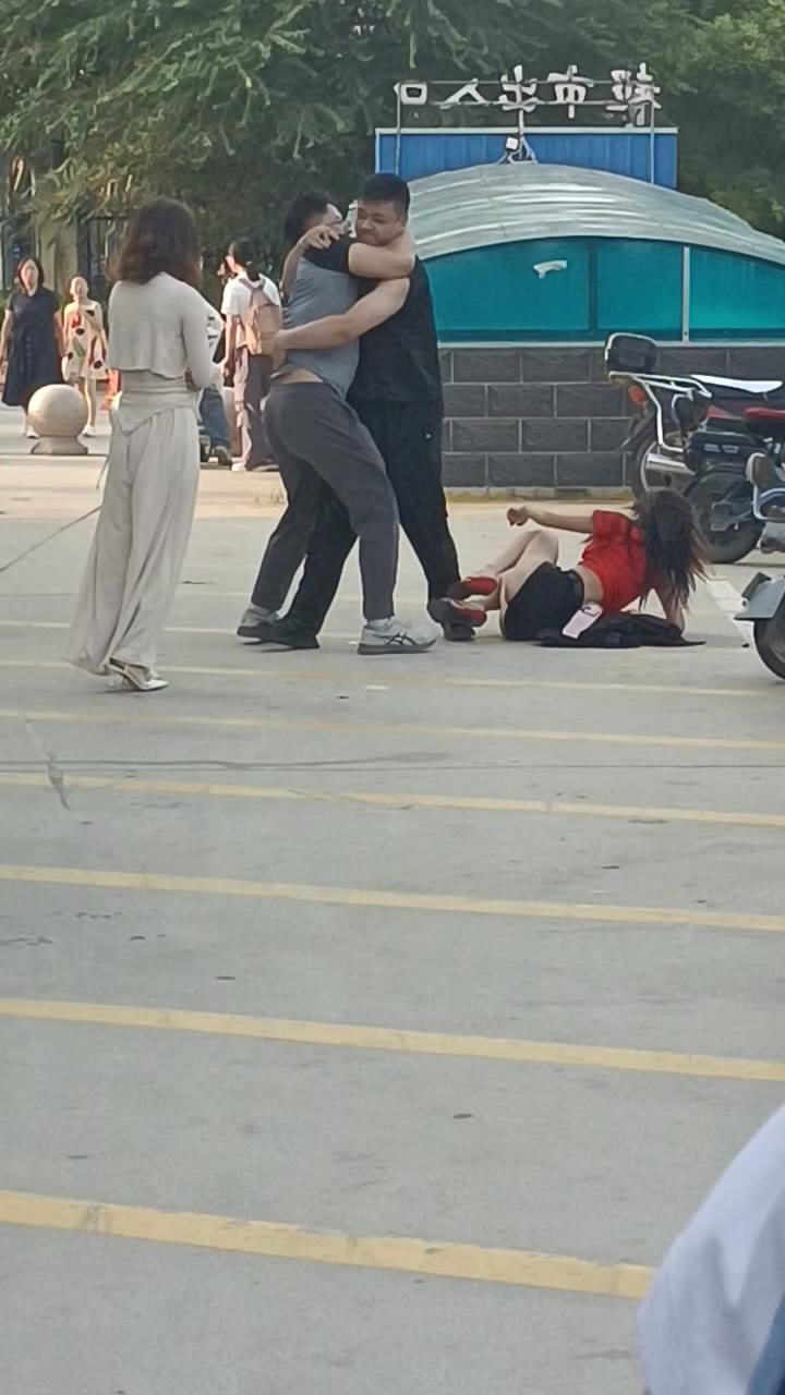 太刺激了，这个红衣服带来的男生是健身加拳击教练，然后掰那个三姐对象的嘴巴，差点没给人家掰脱臼了关键是那个三儿的男朋友，被绿又被打，这得是多爱呀那个三儿的男朋友…