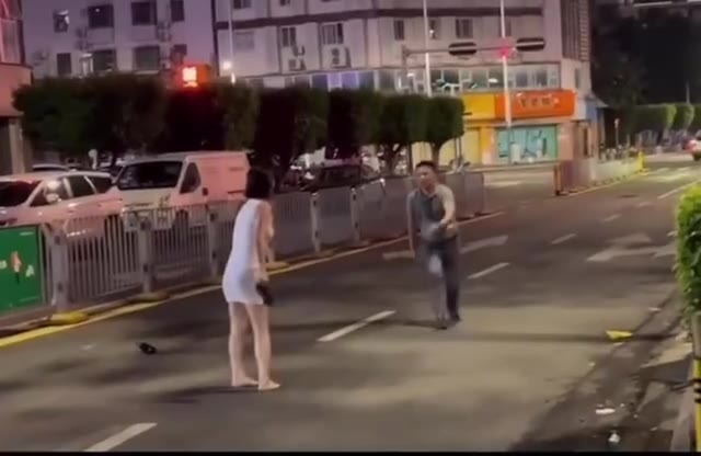#反击 👊 把群主逼急了可不是好惹的 ！ #打男人 大马路上搞飞机啊 ？#男女打架 都给 #下跪 还用高跟鞋 👠 打出血 我都看笑了 🤣（视频 1/1）