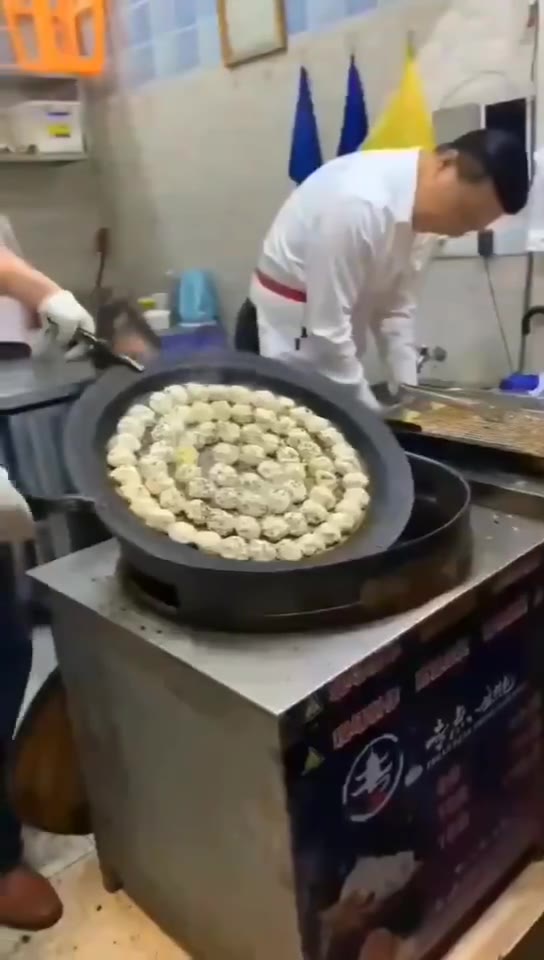 冒充 #cos 习主席 卖 （包子）生煎包 ？（视频 1/1）