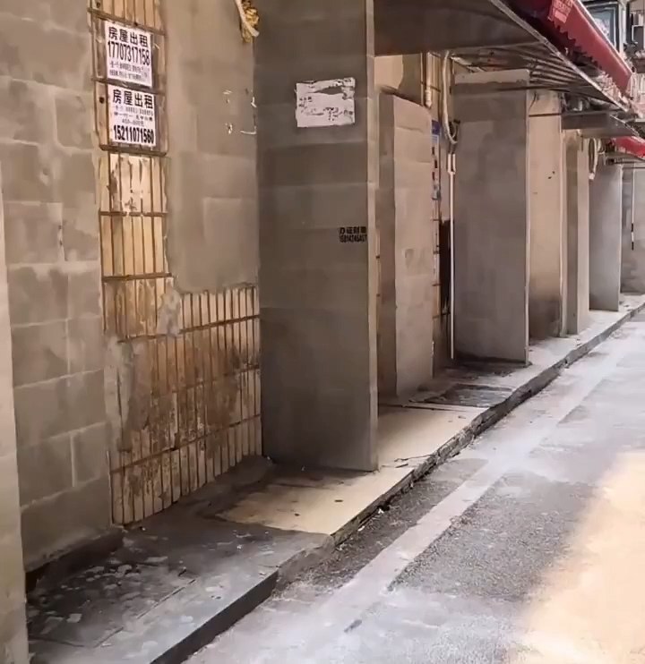 水泥封门，大量美女失去了谋生的场所! 长沙玉兰路这次真的要没落了! #扫街 #站街女 #鸡 #扫黄 查封（图片 1/2）
