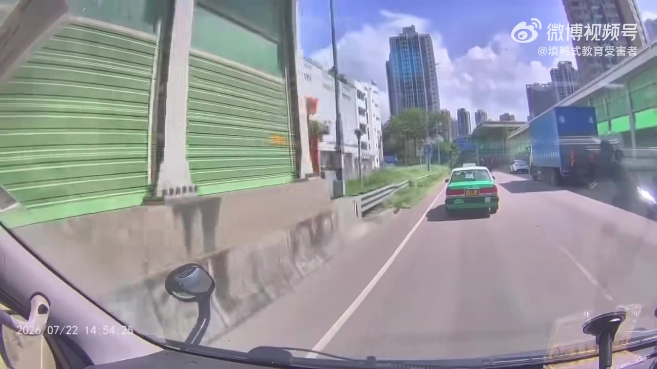 7月22日，中国香港，一名男乘客突然开门跌出车外（视频 1/1）